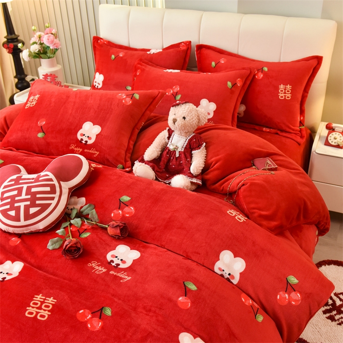 91家纺网 家纺一手货源 找家纺 曲之慕 2025新款高克重牛奶绒简约婚庆四件套 吾家有喜