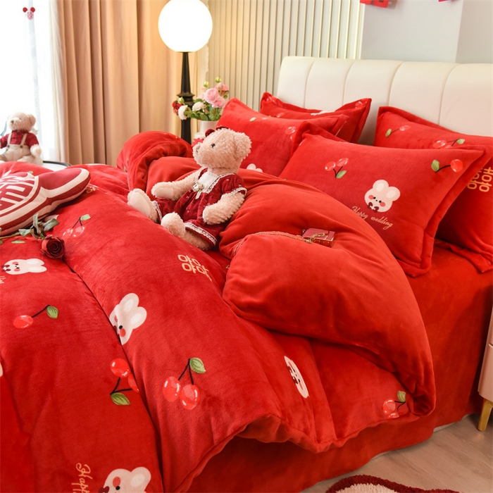 91家纺网 家纺一手货源 找家纺 曲之慕 2025新款高克重牛奶绒简约婚庆四件套 吾家有喜