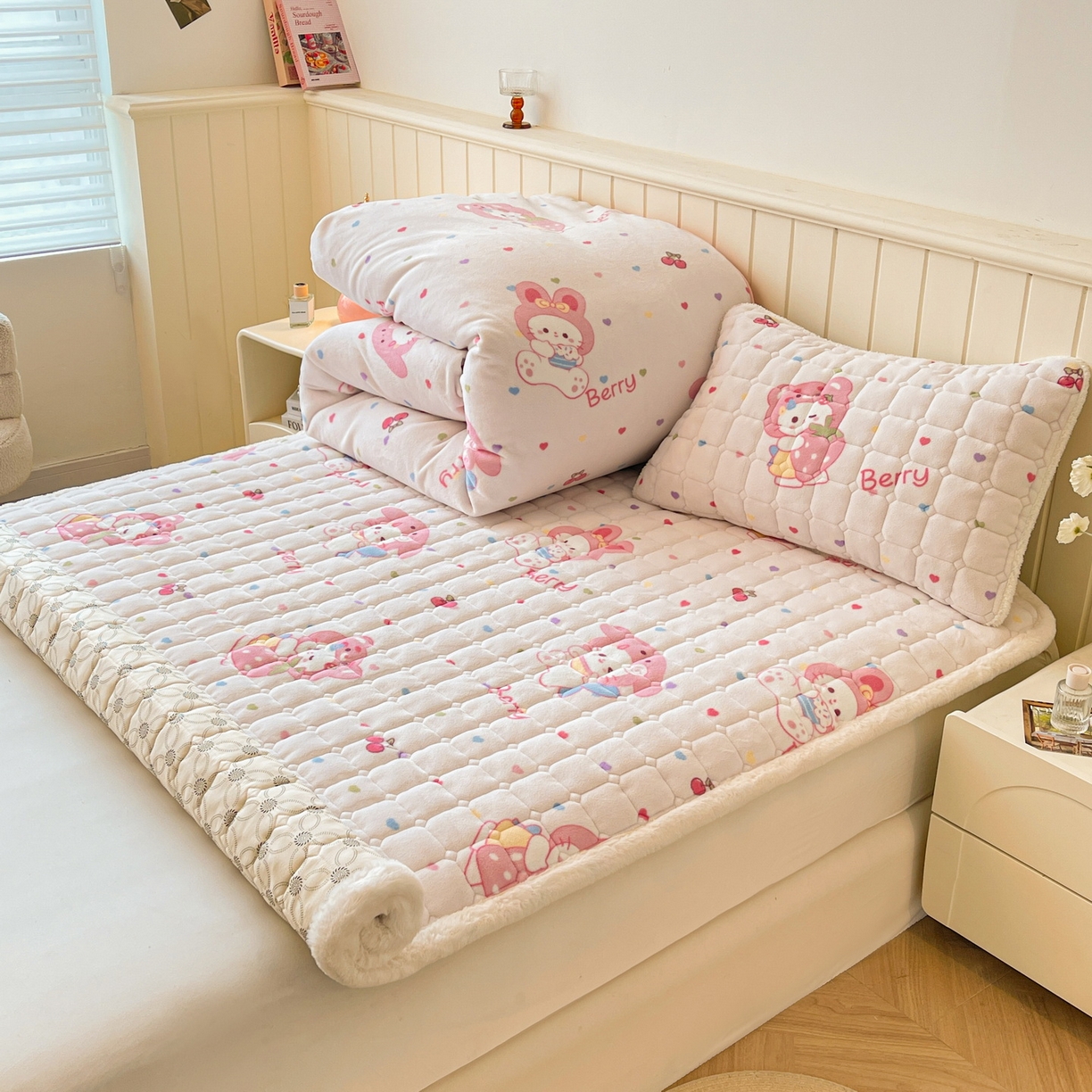 91家纺网 家纺一手货源 找家纺 LIFE.丽芙 2025秋冬新款A类牛奶绒加厚夹棉床褥垫+被套组合四件套 乖乖喵