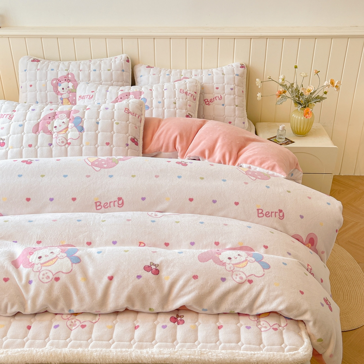 91家纺网 家纺一手货源 找家纺 LIFE.丽芙 2025秋冬新款A类牛奶绒加厚夹棉床褥垫+被套组合四件套 乖乖喵