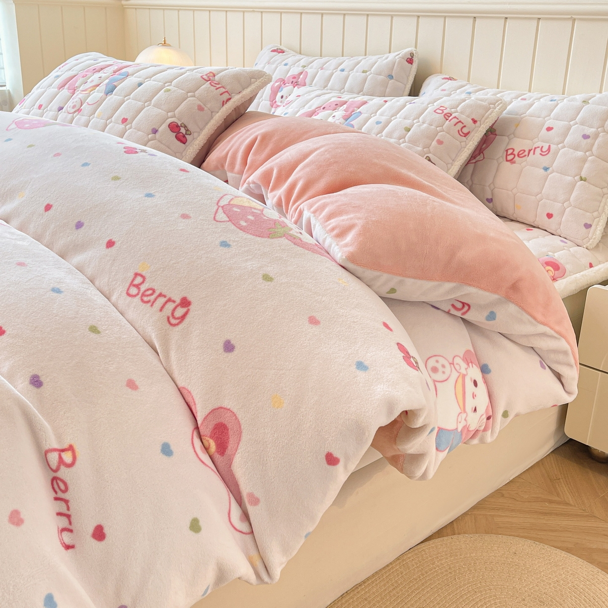 91家纺网 家纺一手货源 找家纺 LIFE.丽芙 2025秋冬新款A类牛奶绒加厚夹棉床褥垫+被套组合四件套 乖乖喵