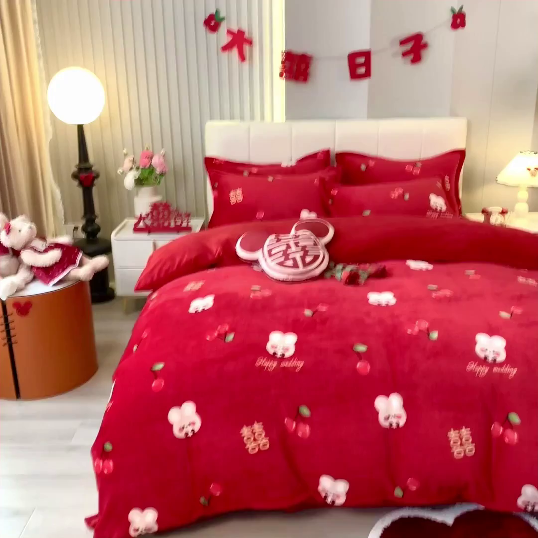 91家纺网 家纺一手货源 找家纺 曲之慕 2025新款高克重牛奶绒简约婚庆四件套 吾家有喜