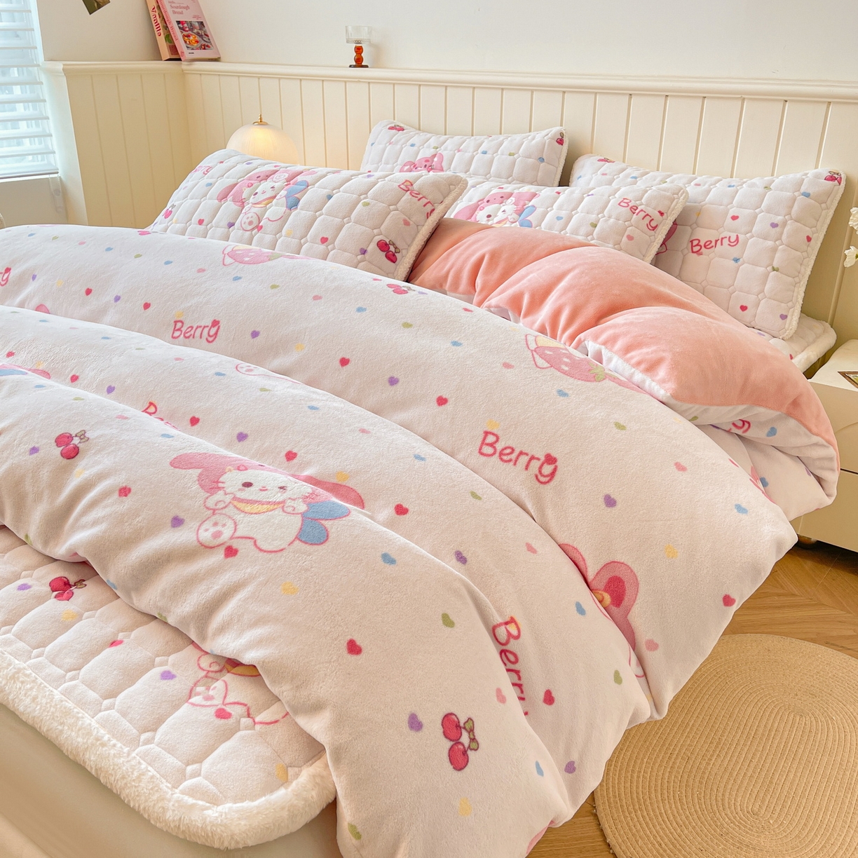 91家纺网 家纺一手货源 找家纺 LIFE.丽芙 2025秋冬新款A类牛奶绒加厚夹棉床褥垫+被套组合四件套 乖乖喵