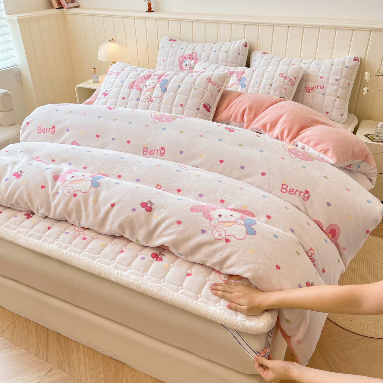 91家纺网 家纺一手货源 找家纺 LIFE.丽芙 2025秋冬新款A类牛奶绒加厚夹棉床褥垫+被套组合四件套 乖乖喵