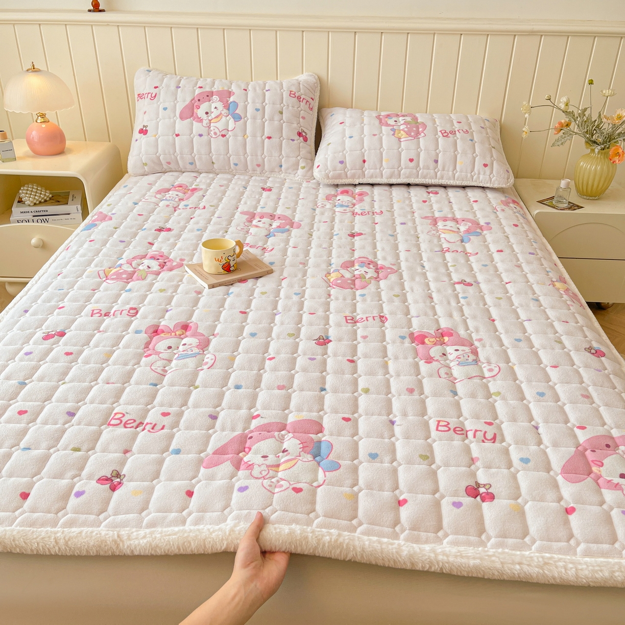 91家纺网 家纺一手货源 找家纺 LIFE.丽芙 2025秋冬新款A类牛奶绒加厚夹棉床褥垫+被套组合四件套 乖乖喵