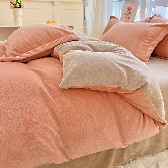 91家纺网 家纺一手货源 找家纺 富馨莱 2025新款牛奶绒纯色双拼四件套 双拼奶油玉+焦糖