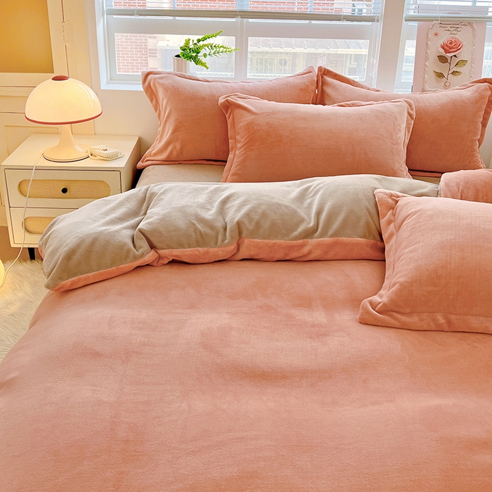 91家纺网 家纺一手货源 找家纺 富馨莱 2025新款牛奶绒纯色双拼四件套 双拼奶油玉+焦糖