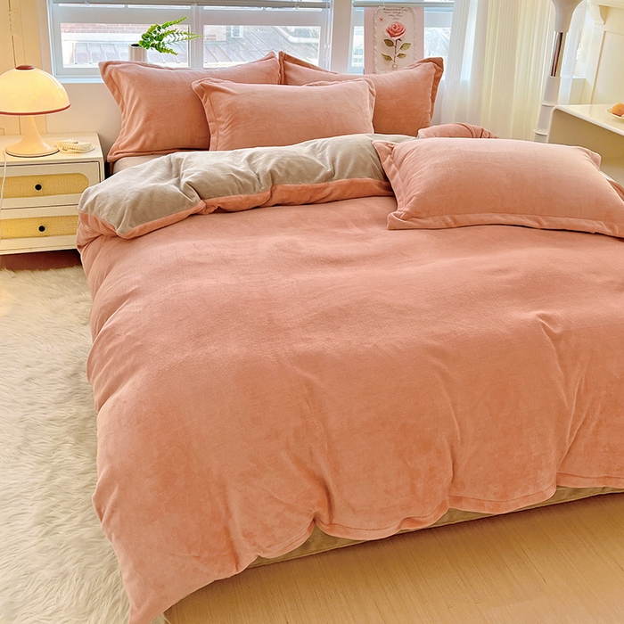 91家纺网 家纺一手货源 找家纺 富馨莱 2025新款牛奶绒纯色双拼四件套 双拼奶油玉+焦糖