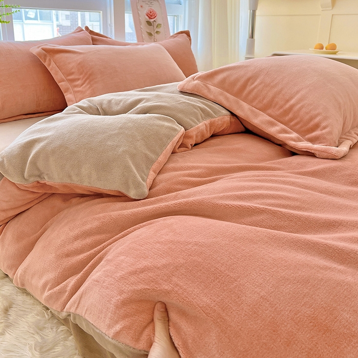 91家纺网 家纺一手货源 找家纺 富馨莱 2025新款牛奶绒纯色双拼四件套 双拼奶油玉+焦糖