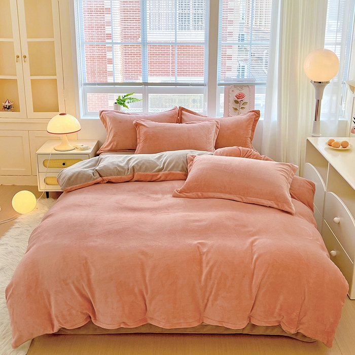 91家纺网 家纺一手货源 找家纺 富馨莱 2025新款牛奶绒纯色双拼四件套 双拼奶油玉+焦糖