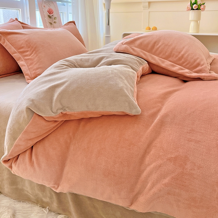 91家纺网 家纺一手货源 找家纺 富馨莱 2025新款牛奶绒纯色双拼四件套 双拼奶油玉+焦糖