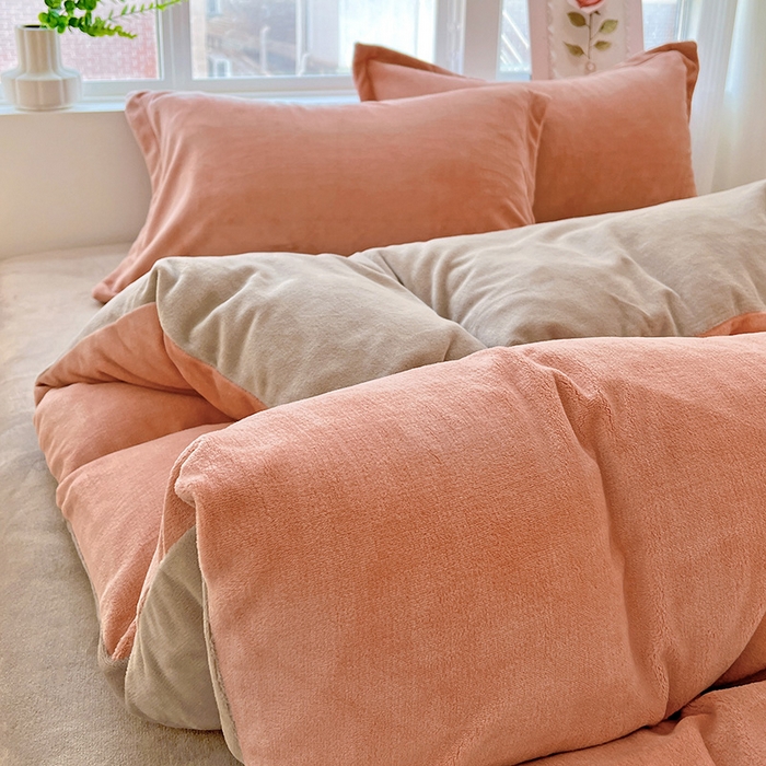 91家纺网 家纺一手货源 找家纺 富馨莱 2025新款牛奶绒纯色双拼四件套 双拼奶油玉+焦糖