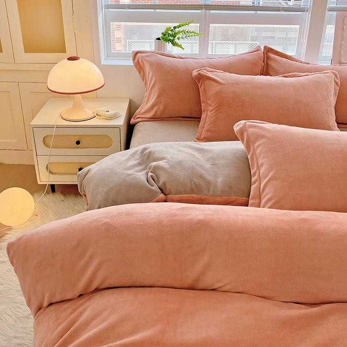 91家纺网 家纺一手货源 找家纺 富馨莱 2025新款牛奶绒纯色双拼四件套 双拼奶油玉+焦糖