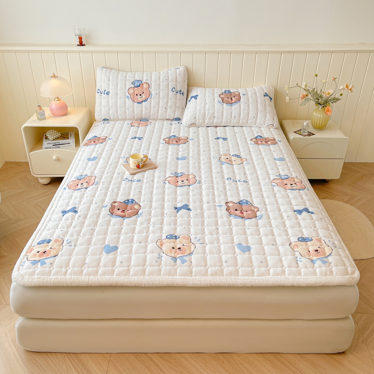 91家纺网 家纺一手货源 找家纺 LIFE.丽芙 2025秋冬新款A类牛奶绒加厚夹棉床褥垫+被套组合四件套 动感小熊