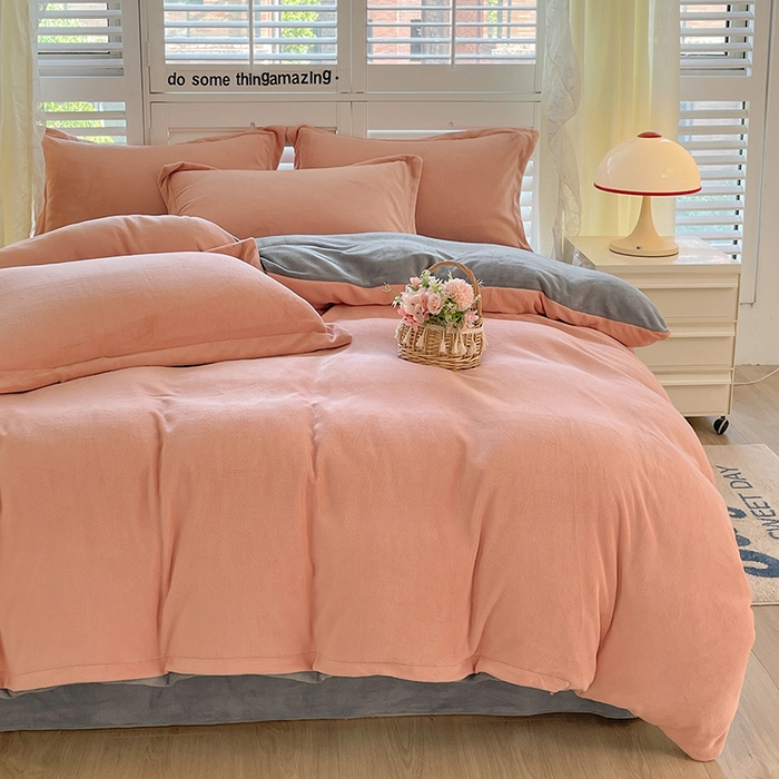 91家纺网 家纺一手货源 找家纺 富馨莱 2025新款牛奶绒纯色双拼四件套 双拼奶油玉+绅士灰