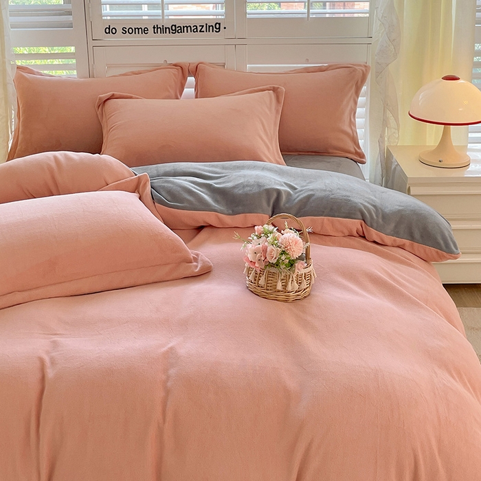 91家纺网 家纺一手货源 找家纺 富馨莱 2025新款牛奶绒纯色双拼四件套 双拼奶油玉+绅士灰