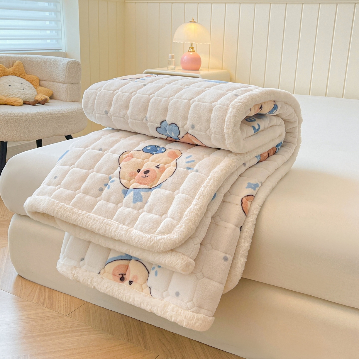 91家纺网 家纺一手货源 找家纺 LIFE.丽芙 2025秋冬新款A类牛奶绒加厚夹棉床褥垫+被套组合四件套 动感小熊