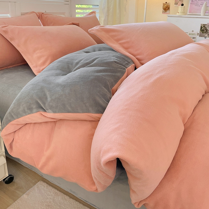 91家纺网 家纺一手货源 找家纺 富馨莱 2025新款牛奶绒纯色双拼四件套 双拼奶油玉+绅士灰