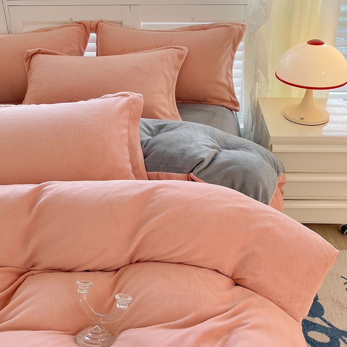 91家纺网 家纺一手货源 找家纺 富馨莱 2025新款牛奶绒纯色双拼四件套 双拼奶油玉+绅士灰