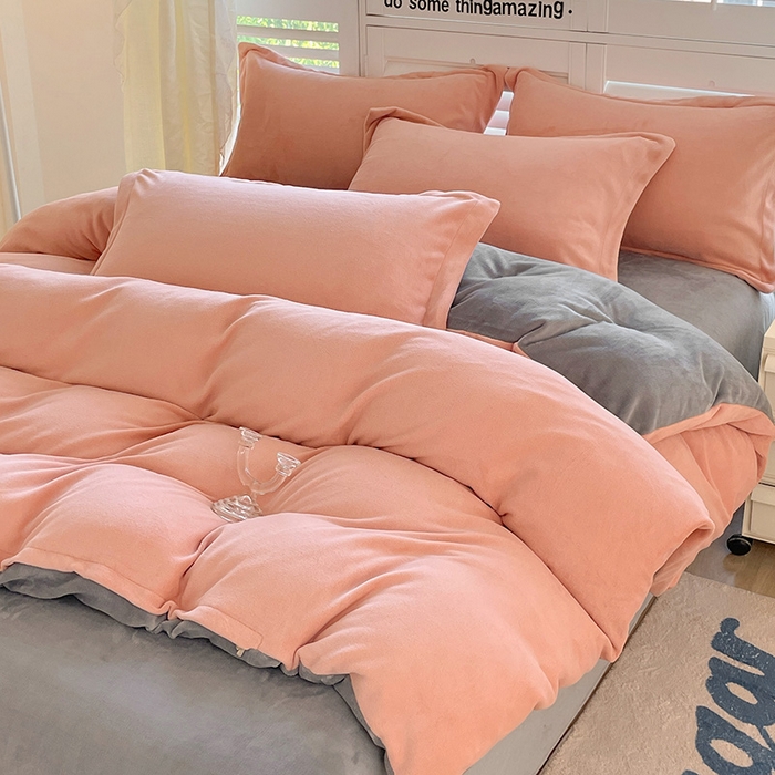 91家纺网 家纺一手货源 找家纺 富馨莱 2025新款牛奶绒纯色双拼四件套 双拼奶油玉+绅士灰