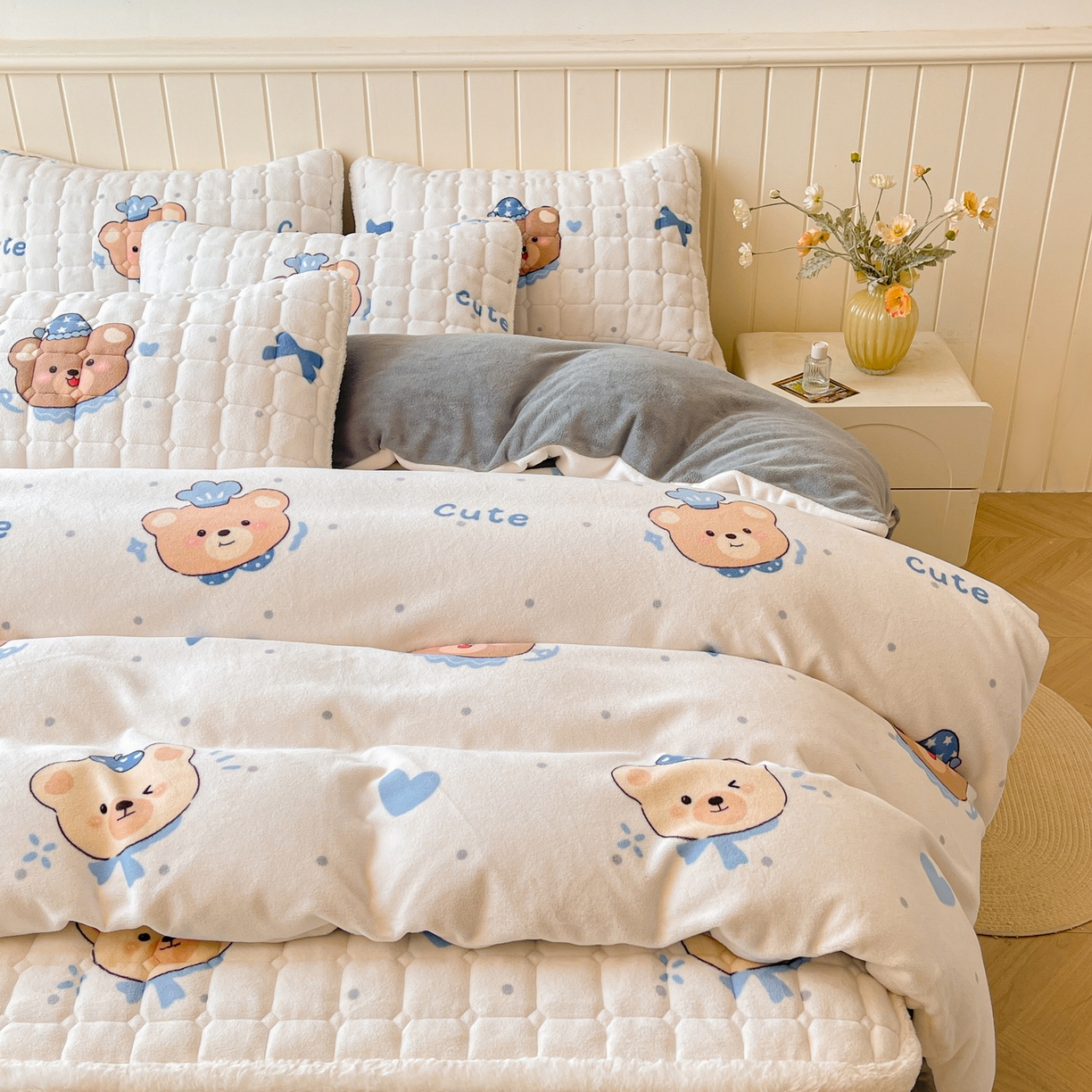 91家纺网 家纺一手货源 找家纺 LIFE.丽芙 2025秋冬新款A类牛奶绒加厚夹棉床褥垫+被套组合四件套 动感小熊