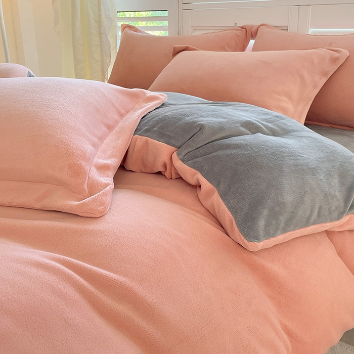 91家纺网 家纺一手货源 找家纺 富馨莱 2025新款牛奶绒纯色双拼四件套 双拼奶油玉+绅士灰