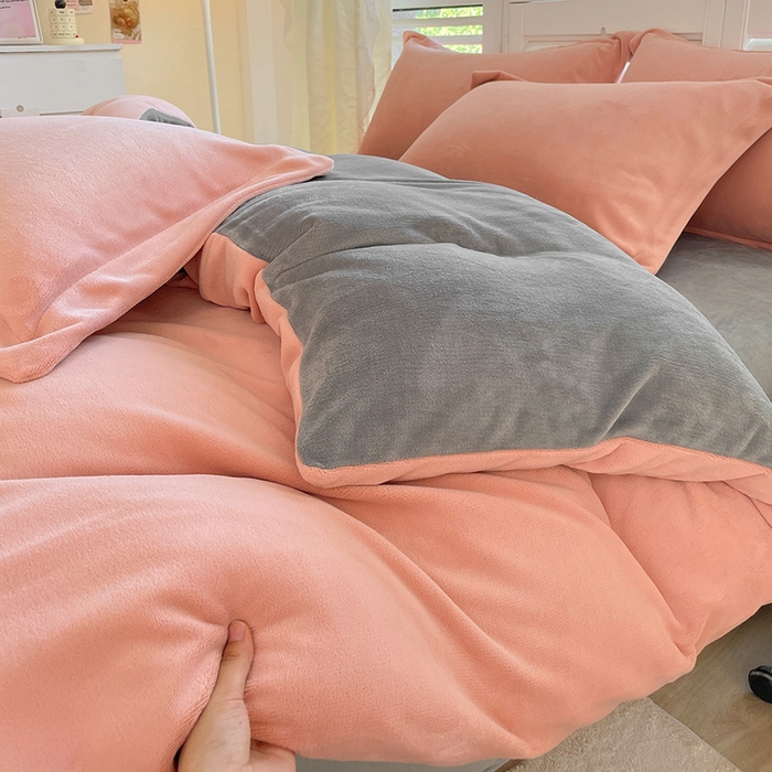 91家纺网 家纺一手货源 找家纺 富馨莱 2025新款牛奶绒纯色双拼四件套 双拼奶油玉+绅士灰