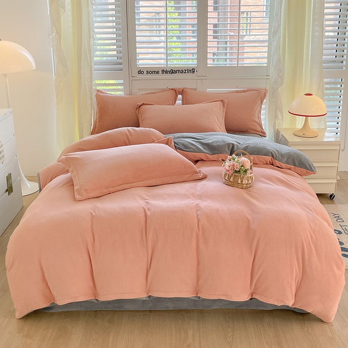 91家纺网 家纺一手货源 找家纺 富馨莱 2025新款牛奶绒纯色双拼四件套 双拼奶油玉+绅士灰