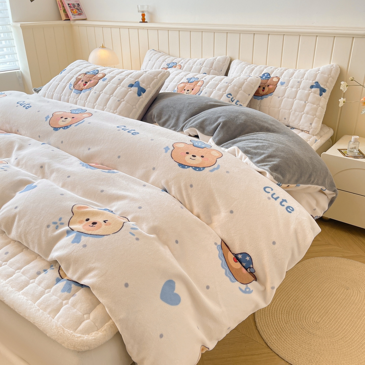 91家纺网 家纺一手货源 找家纺 LIFE.丽芙 2025秋冬新款A类牛奶绒加厚夹棉床褥垫+被套组合四件套 动感小熊