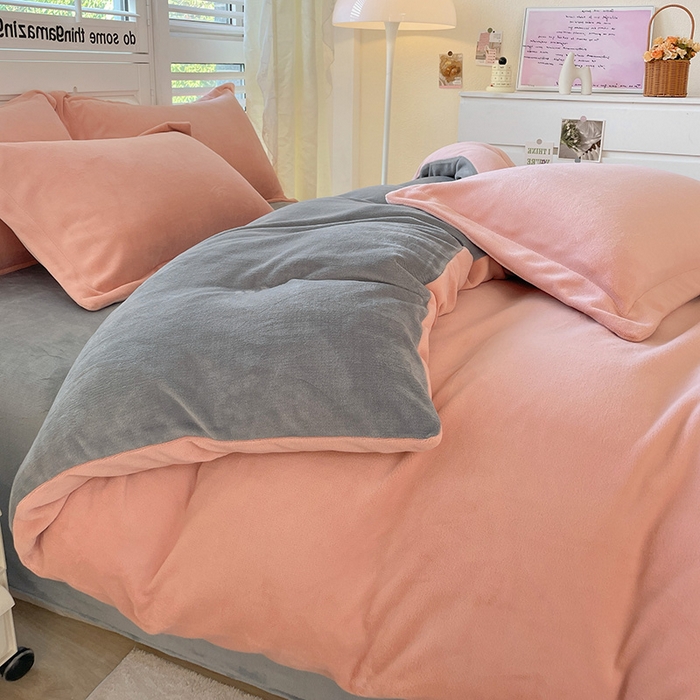 91家纺网 家纺一手货源 找家纺 富馨莱 2025新款牛奶绒纯色双拼四件套 双拼奶油玉+绅士灰