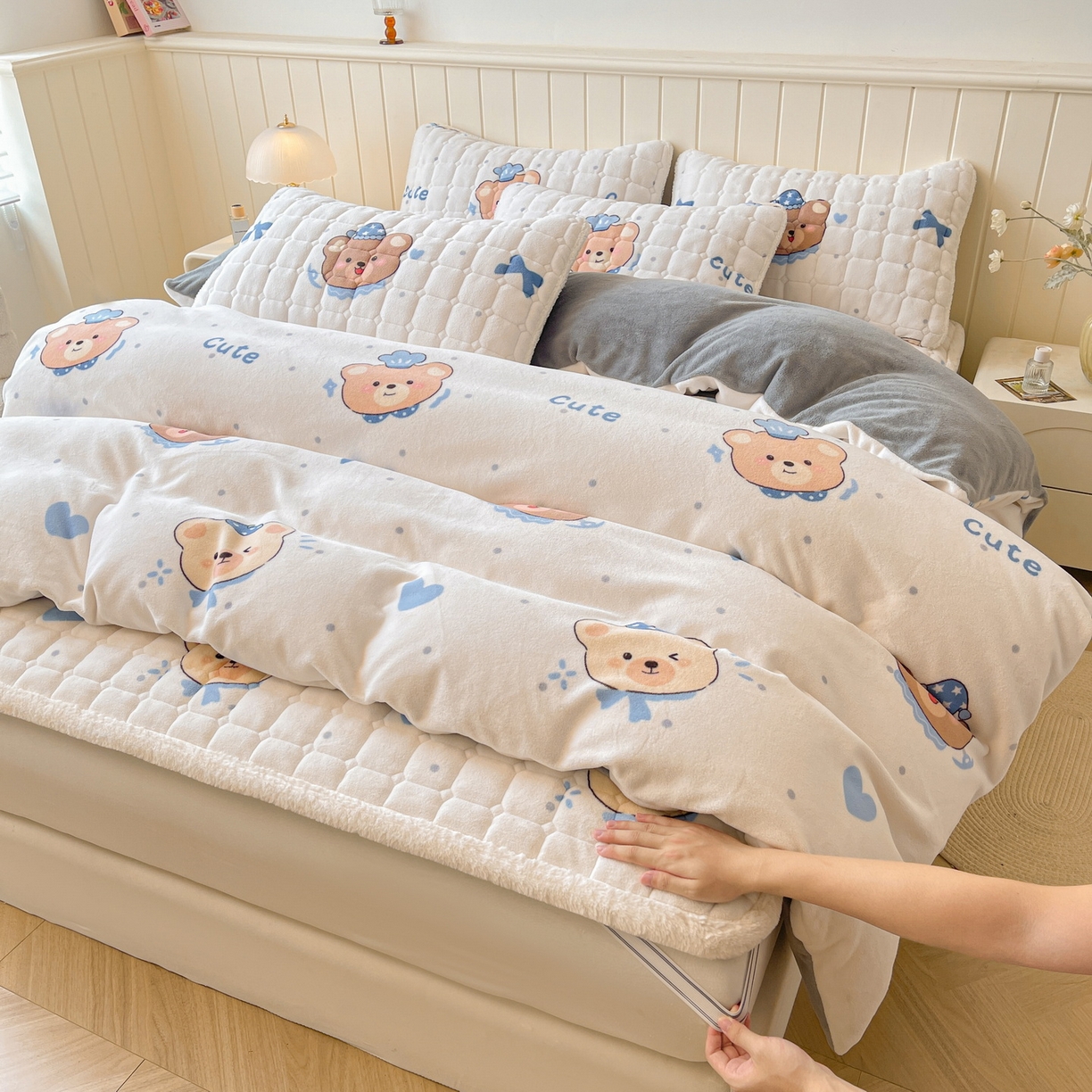 91家纺网 家纺一手货源 找家纺 LIFE.丽芙 2025秋冬新款A类牛奶绒加厚夹棉床褥垫+被套组合四件套 动感小熊