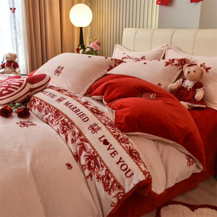 91家纺网 家纺一手货源 找家纺 曲之慕 2025新款高克重牛奶绒简约婚庆四件套 喜愿