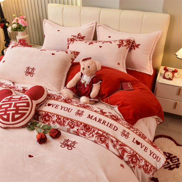 91家纺网 家纺一手货源 找家纺 曲之慕 2025新款高克重牛奶绒简约婚庆四件套 喜愿