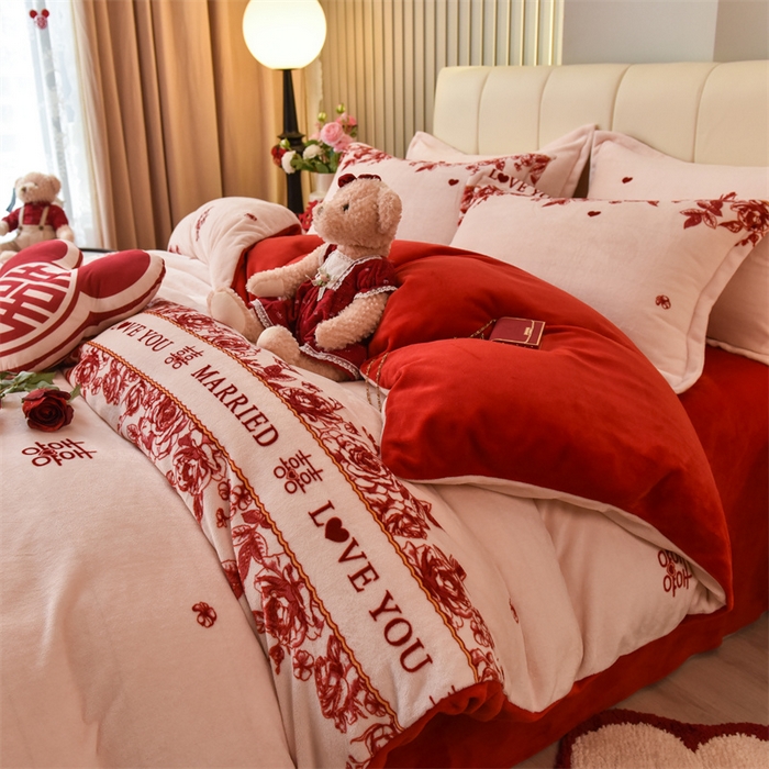 91家纺网 家纺一手货源 找家纺 曲之慕 2025新款高克重牛奶绒简约婚庆四件套 喜愿