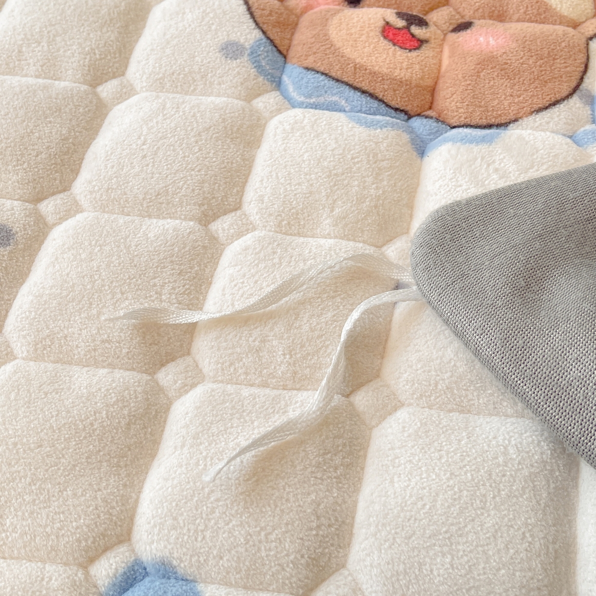 91家纺网 家纺一手货源 找家纺 LIFE.丽芙 2025秋冬新款A类牛奶绒加厚夹棉床褥垫+被套组合四件套 动感小熊