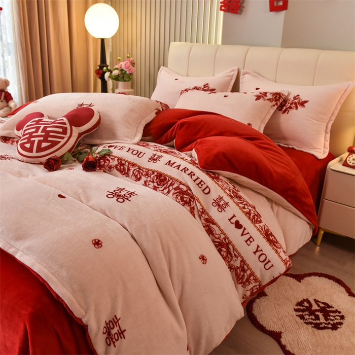 91家纺网 家纺一手货源 找家纺 曲之慕 2025新款高克重牛奶绒简约婚庆四件套 喜愿