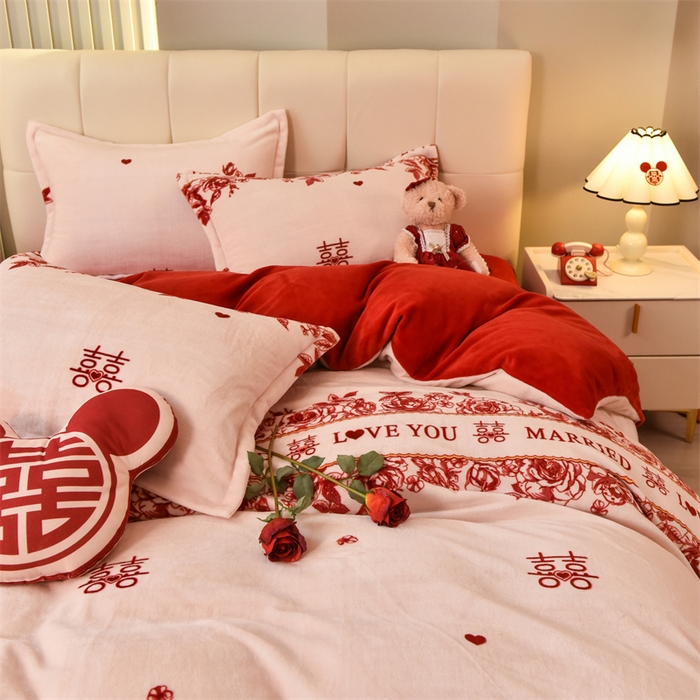 91家纺网 家纺一手货源 找家纺 曲之慕 2025新款高克重牛奶绒简约婚庆四件套 喜愿