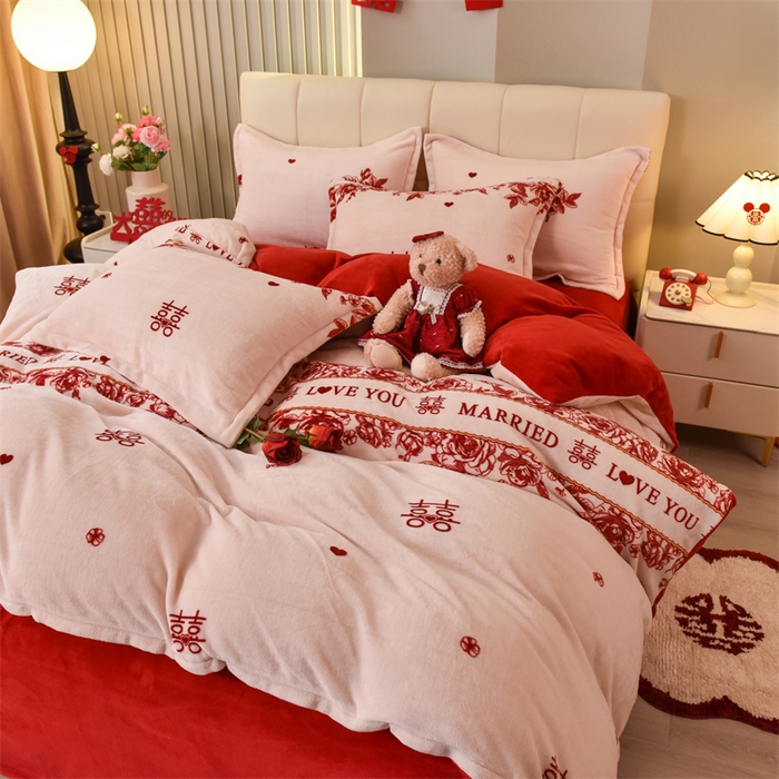 91家纺网 家纺一手货源 找家纺 曲之慕 2025新款高克重牛奶绒简约婚庆四件套 喜愿