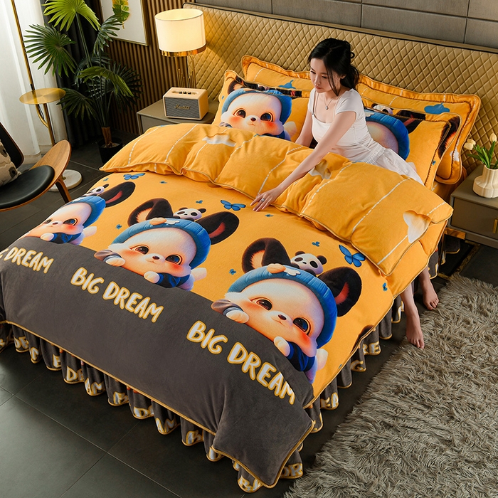 91家纺网 家纺一手货源 找家纺 牵依 2025新款牛奶绒小包边印花四件套 调皮狗