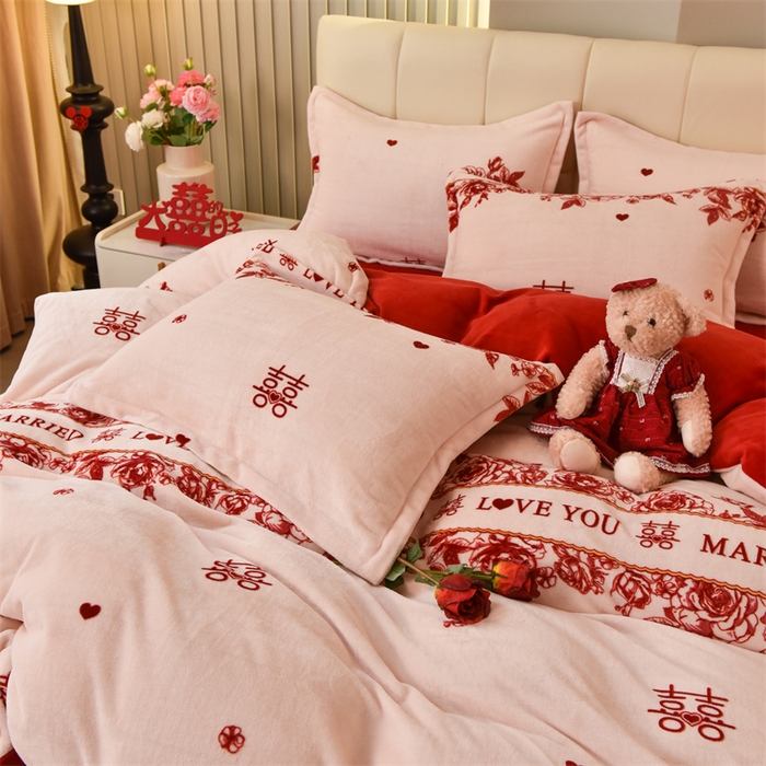 91家纺网 家纺一手货源 找家纺 曲之慕 2025新款高克重牛奶绒简约婚庆四件套 喜愿