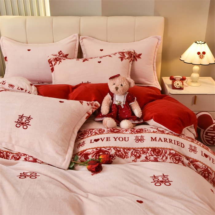 91家纺网 家纺一手货源 找家纺 曲之慕 2025新款高克重牛奶绒简约婚庆四件套 喜愿