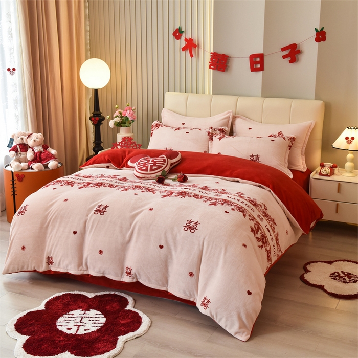 91家纺网 家纺一手货源 找家纺 曲之慕 2025新款高克重牛奶绒简约婚庆四件套 喜愿