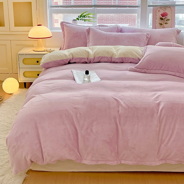 91家纺网 家纺一手货源 找家纺 富馨莱 2025新款牛奶绒纯色双拼四件套 双拼糯紫+奶昔白