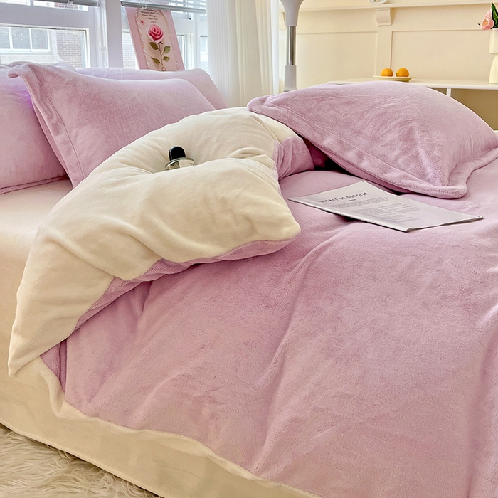 91家纺网 家纺一手货源 找家纺 富馨莱 2025新款牛奶绒纯色双拼四件套 双拼糯紫+奶昔白