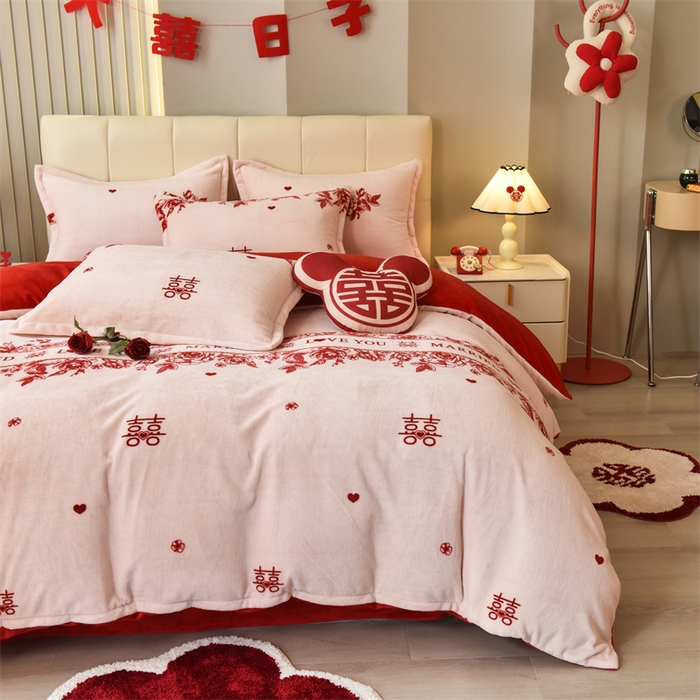 91家纺网 家纺一手货源 找家纺 曲之慕 2025新款高克重牛奶绒简约婚庆四件套 喜愿