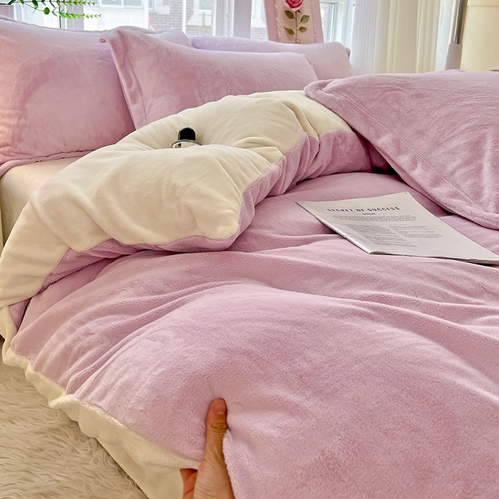 91家纺网 家纺一手货源 找家纺 富馨莱 2025新款牛奶绒纯色双拼四件套 双拼糯紫+奶昔白