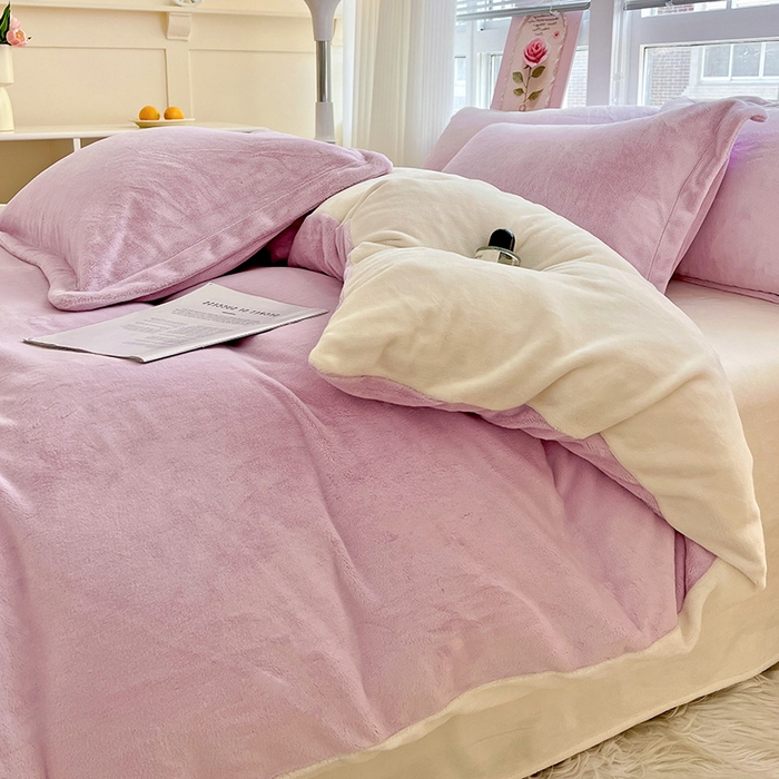 91家纺网 家纺一手货源 找家纺 富馨莱 2025新款牛奶绒纯色双拼四件套 双拼糯紫+奶昔白