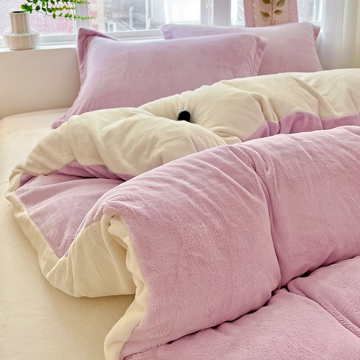 91家纺网 家纺一手货源 找家纺 富馨莱 2025新款牛奶绒纯色双拼四件套 双拼糯紫+奶昔白