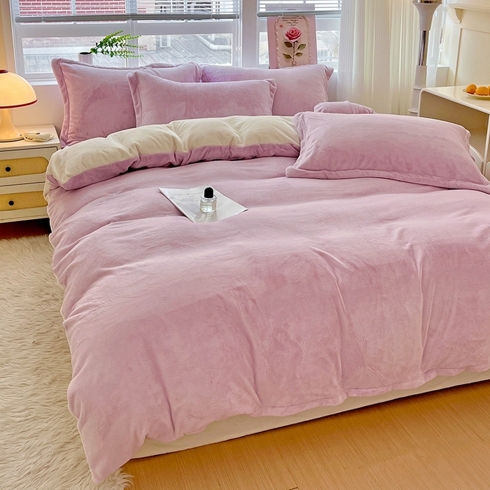 91家纺网 家纺一手货源 找家纺 富馨莱 2025新款牛奶绒纯色双拼四件套 双拼糯紫+奶昔白