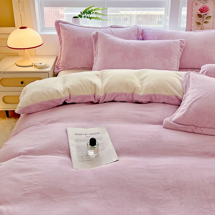 91家纺网 家纺一手货源 找家纺 富馨莱 2025新款牛奶绒纯色双拼四件套 双拼糯紫+奶昔白